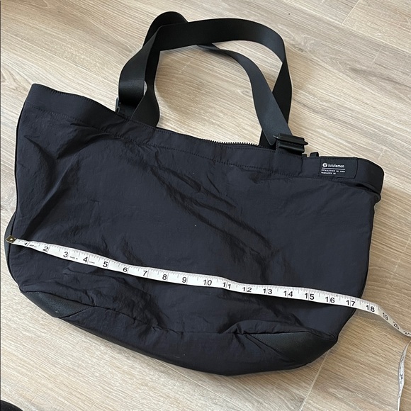 Lululemon Clean Lines Tote Black - Picture 8 of 9